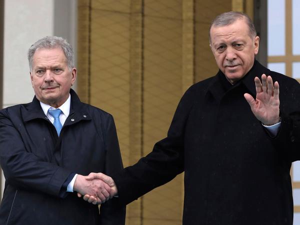 Tayyip Erdogan (r), Präsident der Türkei und Sauli Niinistö, Präsident von Finnland, geben sich während einer Begrüßungszeremonie am Präsidentenpalast die Hand. Erdogan will dem angestrebten Nato-Beitritt Finnlands zustimmen. 