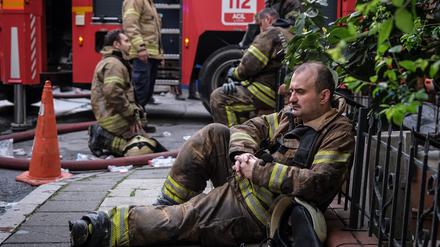 Die Feuerwehr bot mehr als 30 Fahrzeuge und fast 90 Feuerwehrleute auf, um den Brand in einem Istanbuler Nachtclub zu bekämpfen.