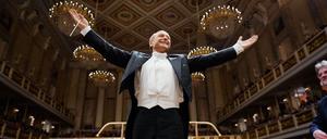 Dirigent Ivan Fischer auf der Bühne des Berliner Konzerthauses.
