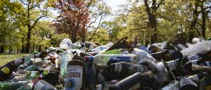 Unzählige Flaschen und Müll liegen nach dem 1. Mai im Treptower Park.
