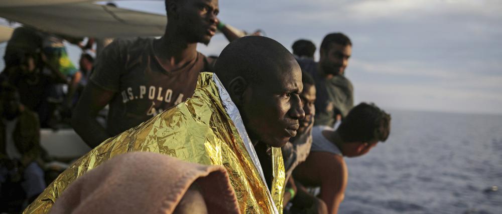 Flüchtling stehen am 07.09.2017 auf einem Rettungsschiff der spanischen NGO «ProActiva Open Arms», nachdem sie vor der libyschen Küste gerettet wurden.