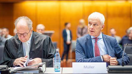 Matthias Müller (r), ehemaliger Vorstandsvorsitzender der Volkswagen AG, sitzt in der Stadthalle Braunschweig neben seinem Verteidiger Eberhard Kempf (l). Im milliardenschweren Musterprozess von Investoren zur Volkswagen-Dieselaffäre tritt Müller als Zeuge auf.