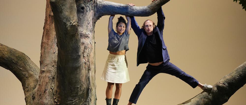 Alina Vimbai Strähler als Nina und Joachim Meyerhoff als Trigorin in der Schaubühne . Foto: Soeren Stache/dpa