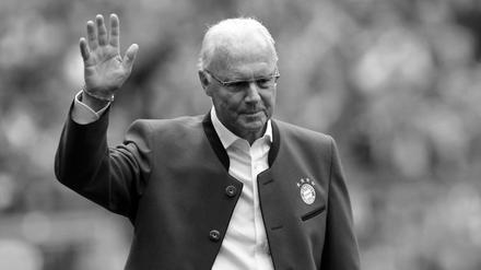 Ehrenpräsident Franz Beckenbauer geht während der Präsentation der Meistermannschaften vor Spielbeginn zum Podium und winkt. 