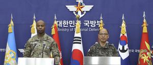 Oberst Isaac Taylor und Oberst Lee Sung-jun bei einer Pressekonferenz.