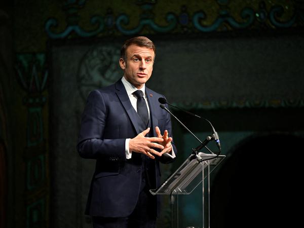 Frankreichs Präsident Emmanuel Macron macht bei der europaweiten Auflistung der Militärhilfe für die Ukraine eine eigene Rechnung auf. 