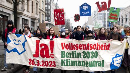 Fridays for Future-Demonstrierende mit einem Banner für den Volksentscheid „Berlin 2030 Klimaneutral“.