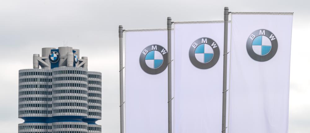Flaggen mit dem Logo des Münchner Autobauers BMW wehen vor der Olympiahalle. 