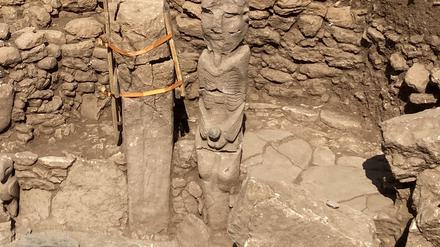 In der Fundstätte Tas Tepeler in der Türkei wurde eine 10.000 Jahre alte Statue eines Mannes, der mit beiden Händen einen Phallus hält, entdeckt.