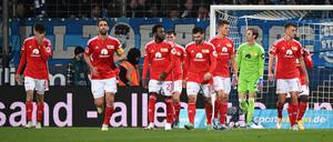 Die Profis des 1. FC Union trotten enttäuscht vom Platz nach dem 0:3 in Bochum.