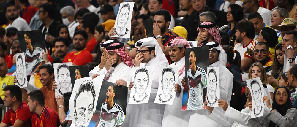 Zuschauer mit Özil-Plakaten im Al-Bait Stadion von Al-Khor.