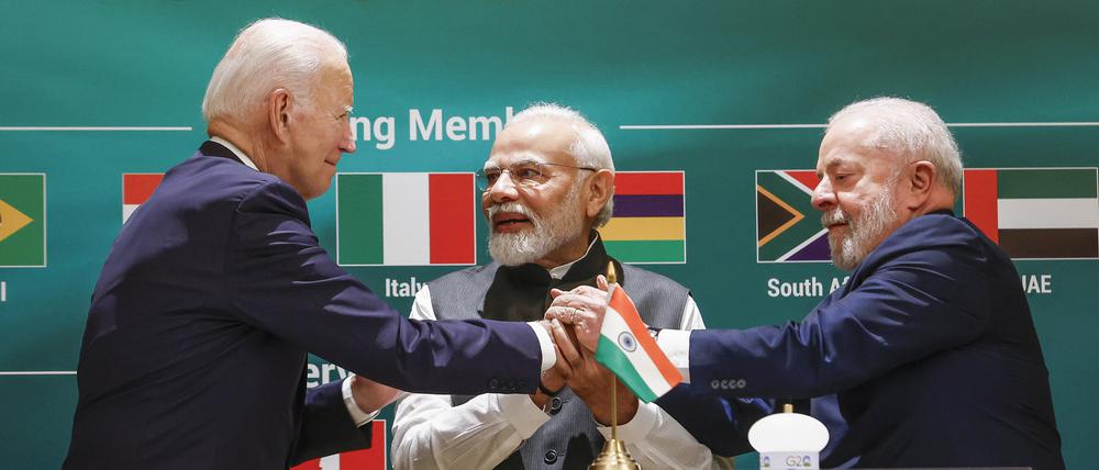 Joe Biden (l-r), Präsident der USA, Narendra Modi, Premierminister von Indien, und Luiz Inacio Lula da Silva, Präsident von Brasilien, halten sich während des G20-Gipfels an den Händen. 