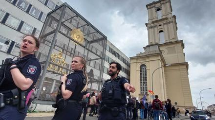 Polizeischutz bei der Eröffnung der Kapelle des Garnisonkirchturms.