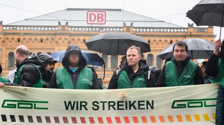 GDL-Mitglieder streiken vor dem Hauptbahnhof Hannover. Die Gewerkschaft Deutscher Lokomotivführer (GDL) hat zu einem weiteren mehrtägigen Streik bei der Deutschen Bahn aufgerufen. Es ist der vierte und mit Abstand längste Arbeitskampf im laufenden Tarifstreit bei der Deutschen Bahn.