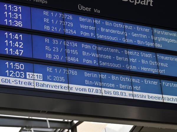 GDL-Streik wird am Potsdamer Hauptbahnhof angekündigt.