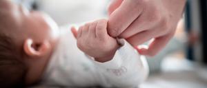 ARCHIV - 30.12.2019, Nordrhein-Westfalen, Oberhausen: Ein Baby klammert sich an den Finger seiner Mutter. (Zu dpa "Geburtenzahl: Leichter Rückgang in den ersten drei Quartalen 2020") (zu dpa: «Geburtenrückgang in allen Berliner Bezirken - anhaltender Trend») Foto: Fabian Strauch/dpa +++ dpa-Bildfunk +++