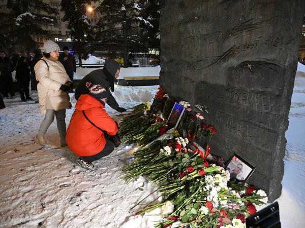 Menschen gedenken Nawalnys an der „Mauer der Trauer“ in Moskau.