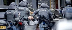 Ein Mann wird vom DSI, einer Spezialeinheit der niederländischen Polizei,  vor einem Café in Ede festgenommen.