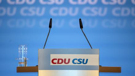 Leeres Rednerpult für die Pressekonferenz zur Präsidiumsklausur von CDU und CSU in Köln.