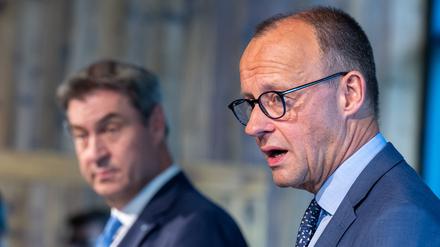 Markus Söder (l), CSU-Parteivorsitzender, und Friedrich Merz (r), CDU-Vorsitzender, nehmen nach der gemeinsamen Präsidiumssitzung von CDU und CSU an einer abschließenden Pressekonferenz teil.