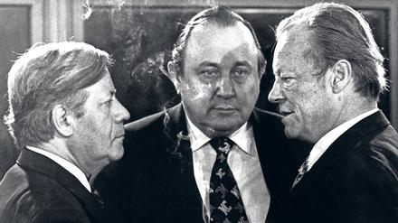 Vize dreier Kanzler: Hans Dietrich Genscher war Minister unter Willy Brandt (rechts) und Helmut Schmidt (links), später dann unter Helmut Kohl. Legendär wurde er als Bundesaußenminister. 