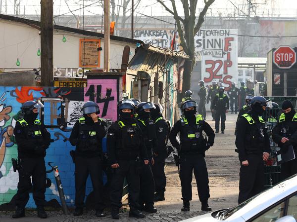 Polizisten durchsuchten gezielt einen Teil des in der linken Szene bekannten Areals in Berlin.