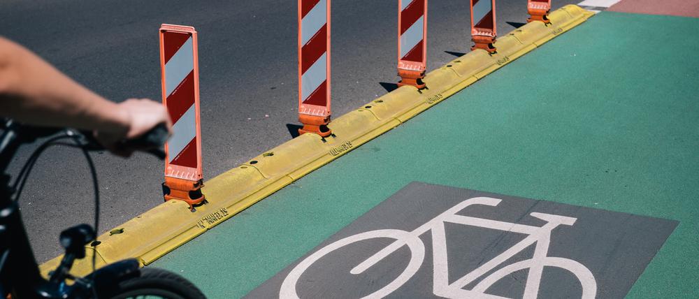 So könnte es in der Straße aussehen: ein geschützter Radweg mit Abgrenzung. 