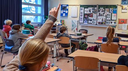 Brandenburger Eltern sind angesichts der Bildungsmisere in Sorge, dass eine ganze Generation an Schüler:innen verloren geht.  