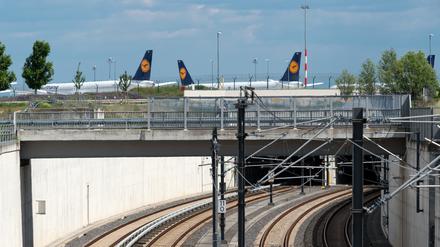 Gewerkschaften planen zeitgleiche Streiks bei Bahn und Lufthansa.
