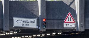 ARCHIV - 11.09.2023, Schweiz, Göschenen: Die Ampel am Eingang des Nordportals zum Gotthard-Tunnel steht auf Rot. Nach einem Riss in der Decke des Gotthard-Straßentunnels in der Schweiz haben Behörden die Bauarbeiten an der zweiten Röhre vorerst gestoppt. Foto: Urs Flueeler/KEYSTONE/dpa +++ dpa-Bildfunk +++