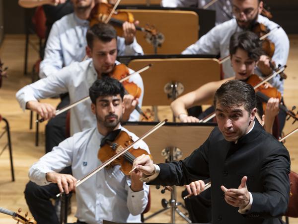 Das Greek Youth Symphony Orchestra wurde bei Young Euro Classic von seinem Gründer und Dirigenten Dionysis Grammenos geleitet. 