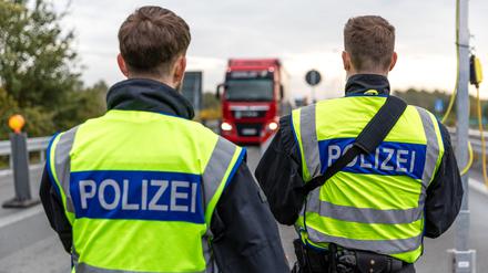 Beamte der Bundespolizei beobachten an der Autobahn A15, an der Grenze zwischen Polen und Deutschland, den aus Polen einreisenden Fahrzeugverkehr. 