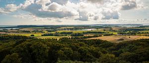 Vorschau auf die Wanderungen: Ausblick vom Turm des Jagdschlosses Granitz auf die Halbinsel Mönchgut.