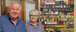 Heike und Udo Haedicke aus Berlin-Marzahn haben 3500 Mini-Bücher in ihrer Sammlung