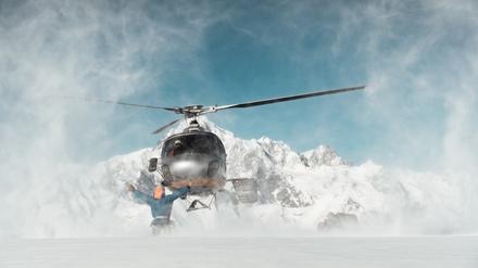 Mit diesem Hubschrauber machen sich Wintersportler auf die Suche nach dem besten Pulverschnee. 