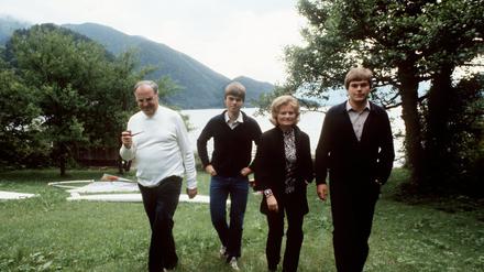 Bundeskanzler Helmut Kohl, seine Gattin Hannelore und die Söhne Walter und Peter laufen im Juni 1981 über eine grüne Wiese am Wolfgangsee. Der Kanzler und seine Familie verbrachten viele Jahre die Sommerferien im österreichischen St. Gilgen am Wolfgangsee. 