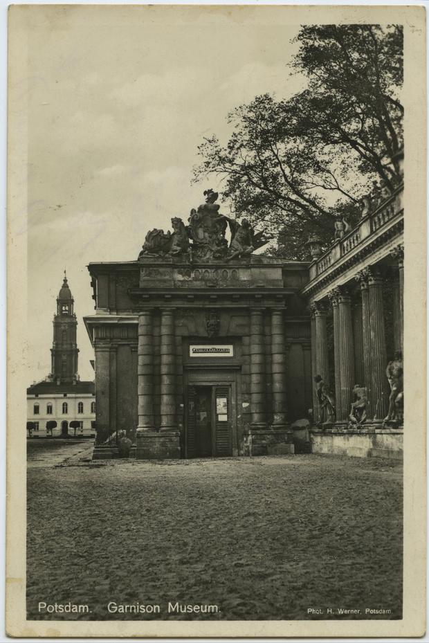 Der Eingang zum Garnisonmuseum im Marstall zur Schloßstraße hin in den 1930er-Jahren.