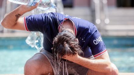 Ein junger Mann übergießt sich mit einer Wasserflasche, um die Hitze zu bekämpfen. Der vergangene Sommer ist nach Auswertungen des EU-Klimawandeldienstes Copernicus der wärmste bisher gemessene in Europa gewesen. 
