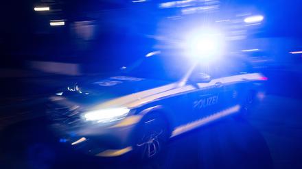 Ein Polizeifahrzeug mit Blaulicht. (Symbolbild)