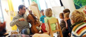 Im Musikkindergarten an der Leipziger Straße lernen die Kinder nicht nur Instrumente kennen, sondern auch den sozialen Umgang.