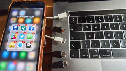 Ein iPhone 13 und USB-C-Kabel (Archivbild)