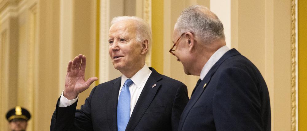 Präsident Joe Biden und der Mehrheitsführer im Senat, Chuck Schumer, sprechen mit der Presse.
