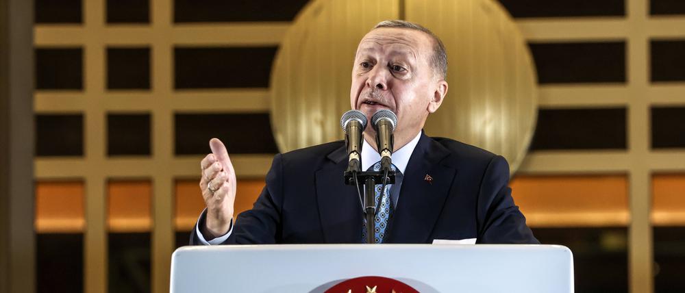 Recep Tayyip Erdoğan spricht nach seinem Wahlsieg zu seinen Anhängern.