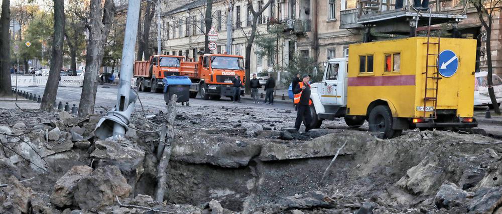6. November: Der Krater einer Rakete ist auf der Straße nach dem nächtlichen russischen Raketenangriff in Odessa zu sehen.