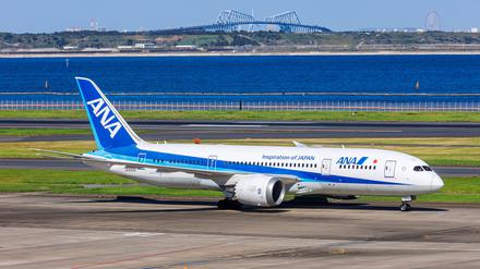 Ein Boeing 787-8 Dreamliner Flugzeug der ANA All Nippon Airways mit dem Kennzeichen JA832A auf dem Flughafen Tokyo Haneda HND in Japan. (Symbolbild)