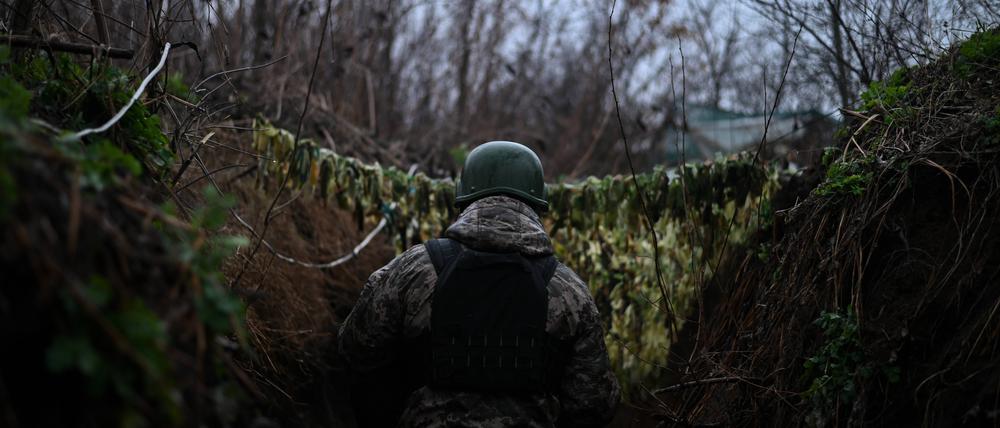 A Ukrainian soldier walks through a trench system along the frontlines. (Symbolbild)