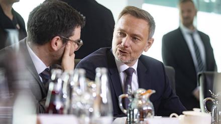 Bundesjustizminister Marco Buschmann (links) und Bundesfinanzminister Christian Lindner (rechts) vor der Kabinettssitzung im Kanzleramt in Berlin am 17. Januar 2024. 