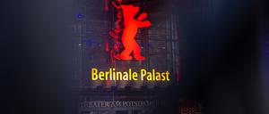 Symbolbild 74. Berlinale Deutschland, Berlin im Februar 2024: Roter Berlinale Bär auf dem Berlinale Palast . *** Symbolic image 74 Berlinale Germany, Berlin in February 2024 Red Berlinale Bear on the Berlinale Palast