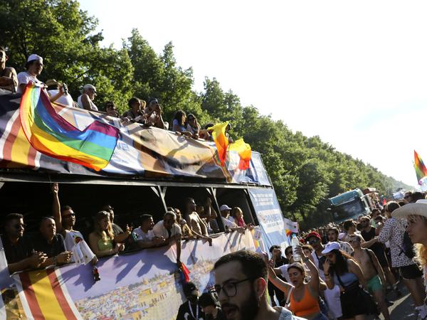 Die CSD-Parade 2022 zog unter dem Motto „United in Love – Gegen Hass, Krieg und Diskriminierung“ vom Spittelmarkt zur Siegessäule und dann weiter bis zum Brandenburger Tor.