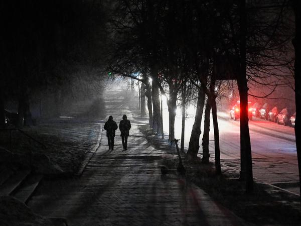 Bereits im vergangenen Jahr waren viele ukrainische Regionen wegen Schneestürmen und russischen Angriffen ohne Strom – das Bild zeigt Kiew am 26. Dezember 2022.